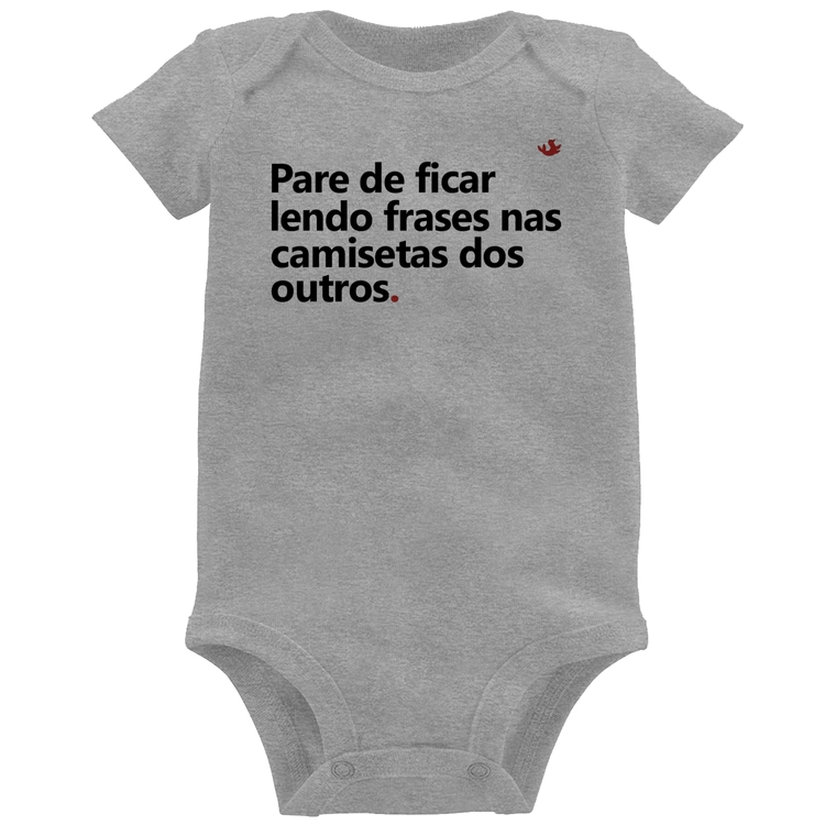 Body Bebê Pare de ficar lendo frases nas camisetas dos outros - Cinza