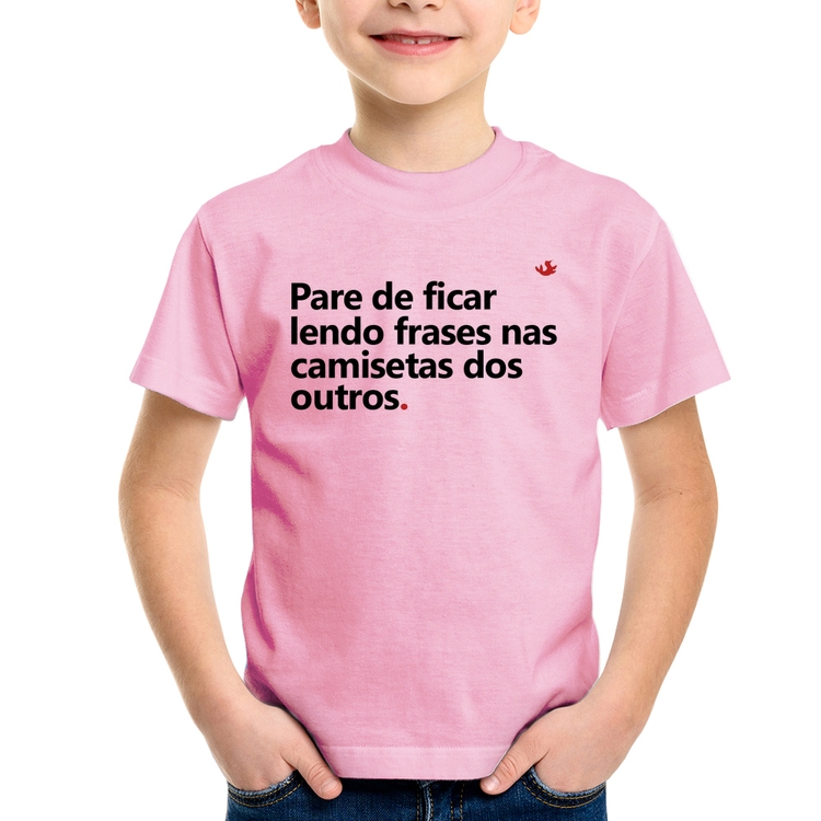 Camiseta Infantil Pare de ficar lendo frases nas camisetas dos outros - Rosa Bebê