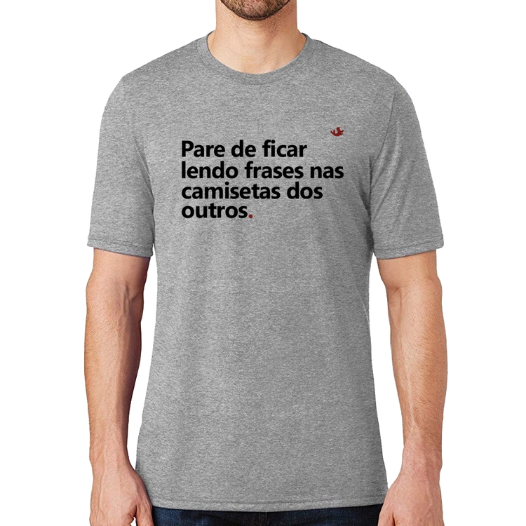 Camiseta Pare de ficar lendo frases nas camisetas dos outros - Cinza