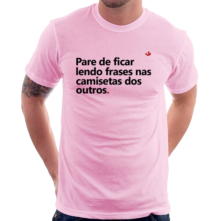 Camiseta Pare de ficar lendo frases nas camisetas dos outros - Rosa Bebê