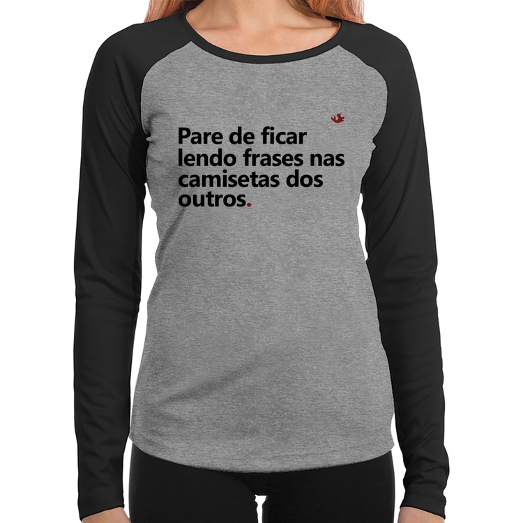 Baby Look Raglan Pare de ficar lendo frases nas camisetas dos outros Manga Longa - Cinza/Preto