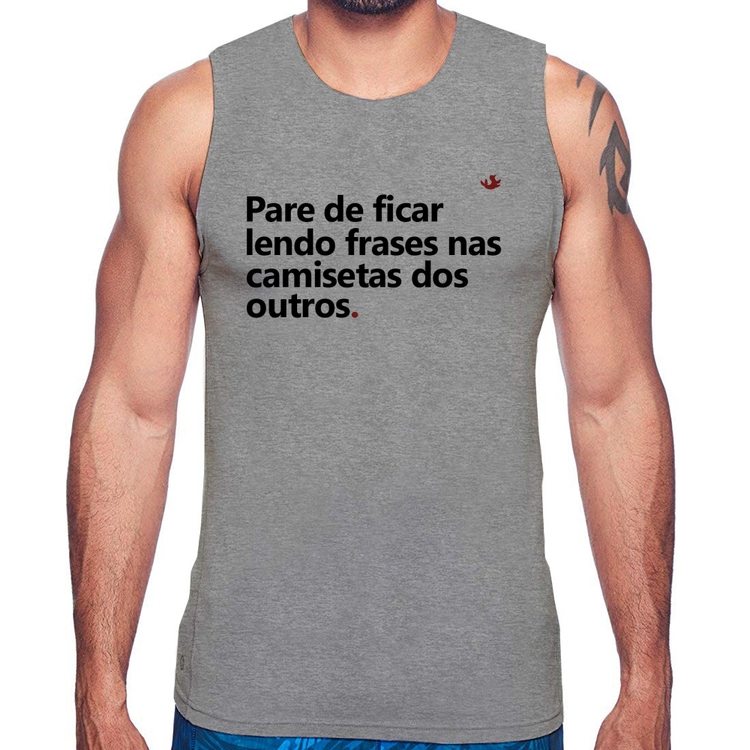 Regata Pare de ficar lendo frases nas camisetas dos outros - Cinza