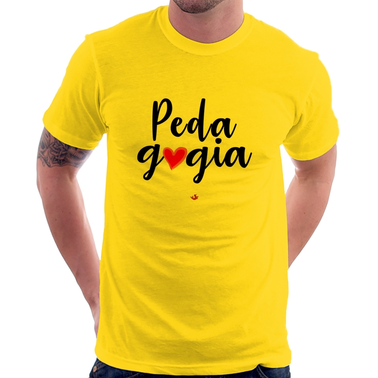 Camiseta Pedagogia por amor - Amarela