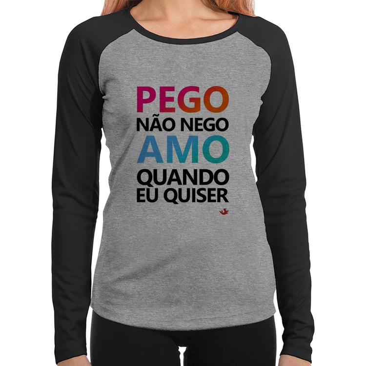 Baby Look Raglan Pego não nego, amo quando eu quiser Manga Longa - Cinza/Preto