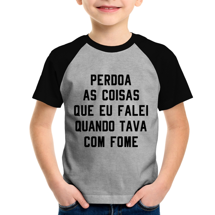 Camiseta Raglan Infantil Perdoa, eu tava com fome - Cinza/Preto