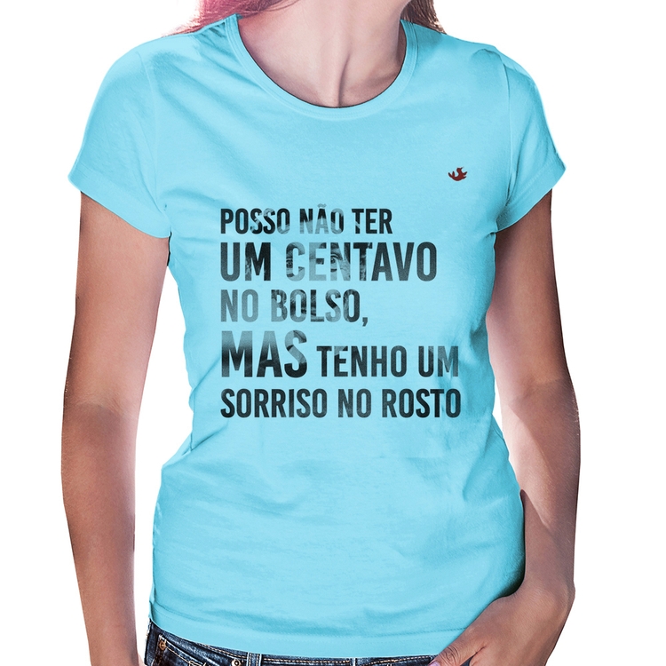 Baby Look Posso não ter um centavo no bolso, mas tenho um sorriso no rosto - Azul Bebê