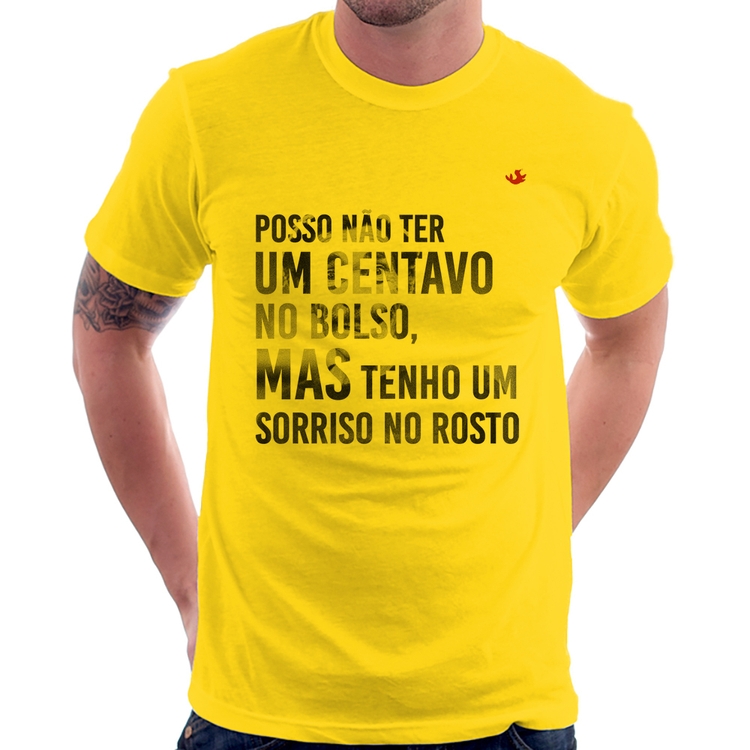 Camiseta Posso não ter um centavo no bolso, mas tenho um sorriso no rosto - Amarela