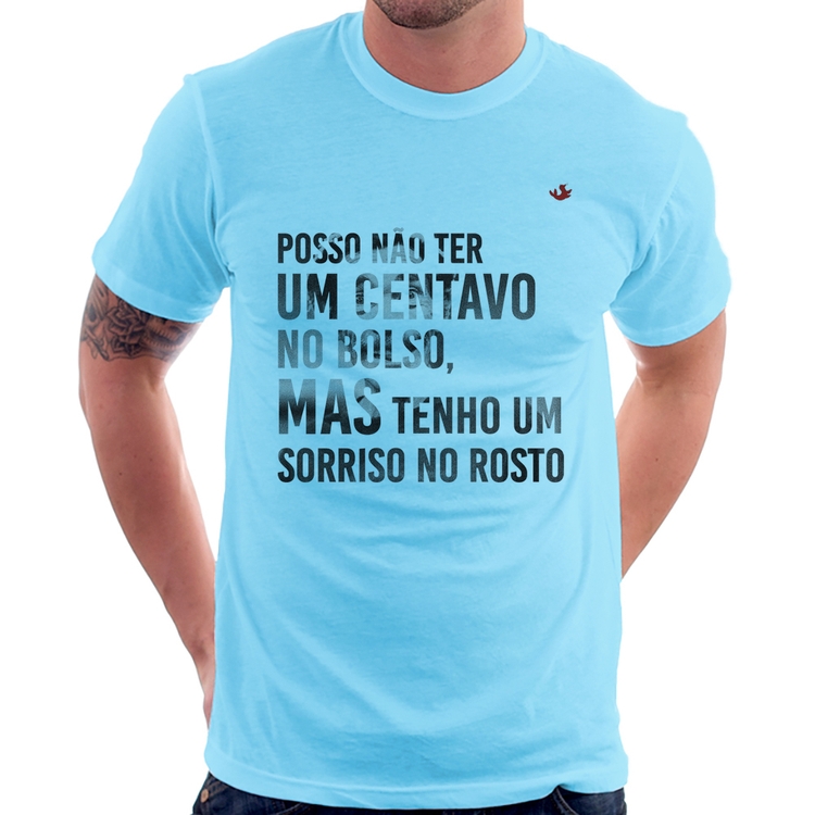Camiseta Posso não ter um centavo no bolso, mas tenho um sorriso no rosto - Azul Bebê