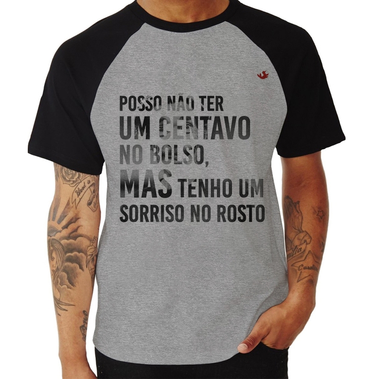 Camiseta Raglan Posso não ter um centavo no bolso, mas tenho um sorriso no rosto - Cinza/Preto