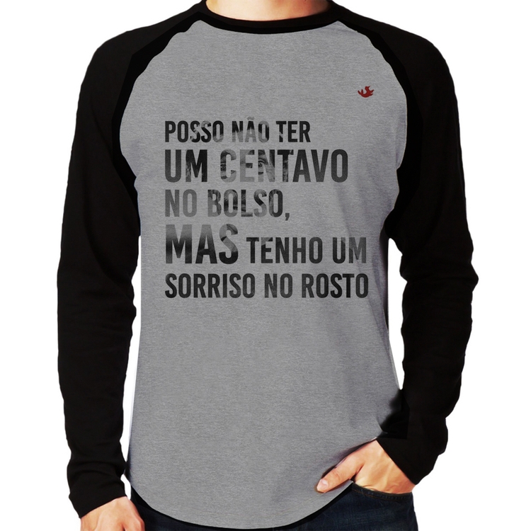 Camiseta Raglan Posso não ter um centavo no bolso, mas tenho um sorriso no rosto Manga Longa - Cinza/Preto
