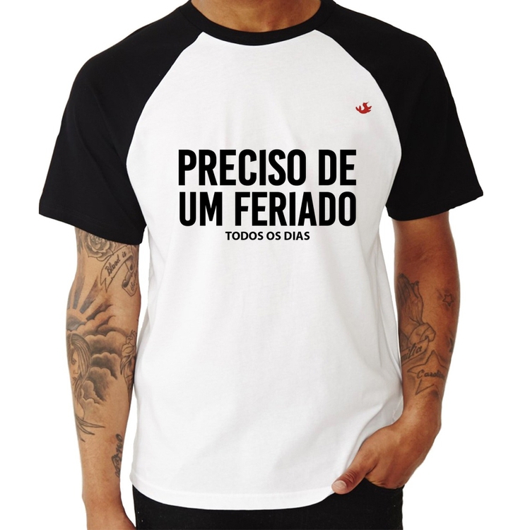 Camiseta Raglan Preciso de um feriado... todos os dias