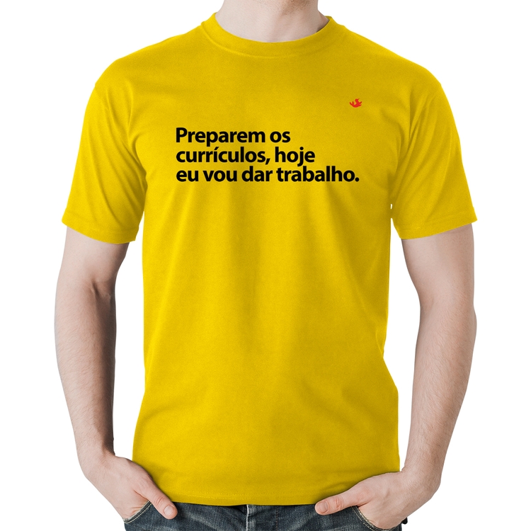 Camiseta Algodão Preparem os currículos, hoje eu vou dar trabalho - Amarela