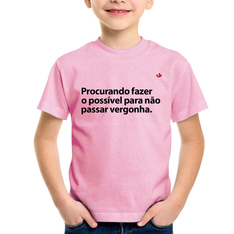 Camiseta Infantil Procurando fazer o possível para não passar vergonha - Rosa Bebê