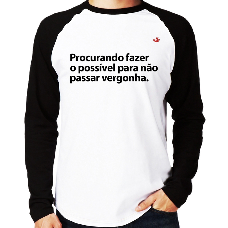 Camiseta Raglan Procurando fazer o possível para não passar vergonha Manga Longa