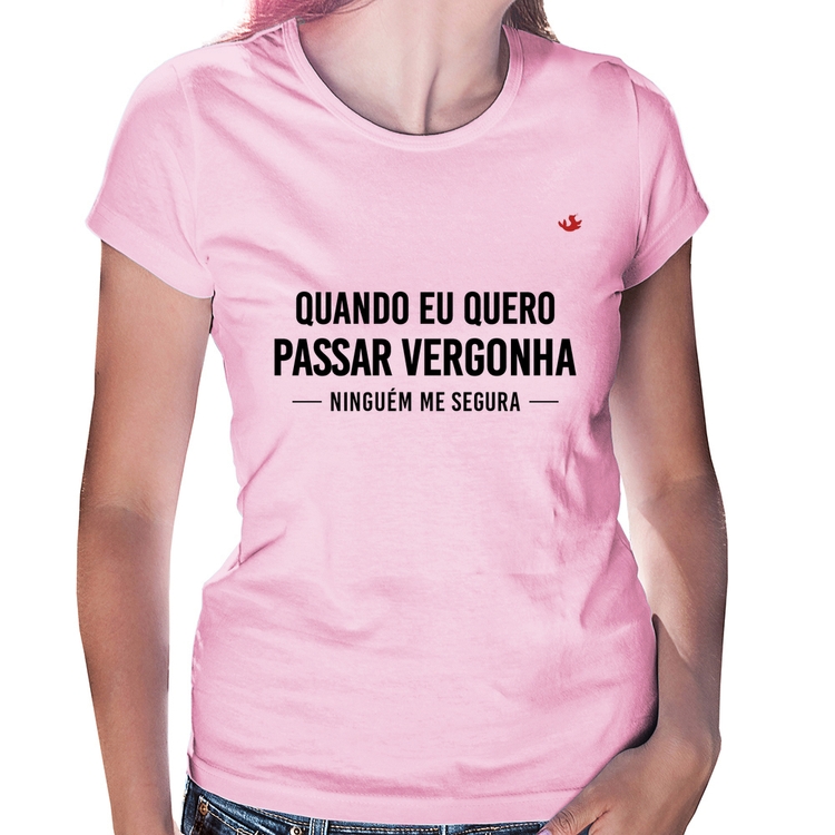 Baby Look Quando eu quero passar vergonha ninguém me segura - Rosa Bebê