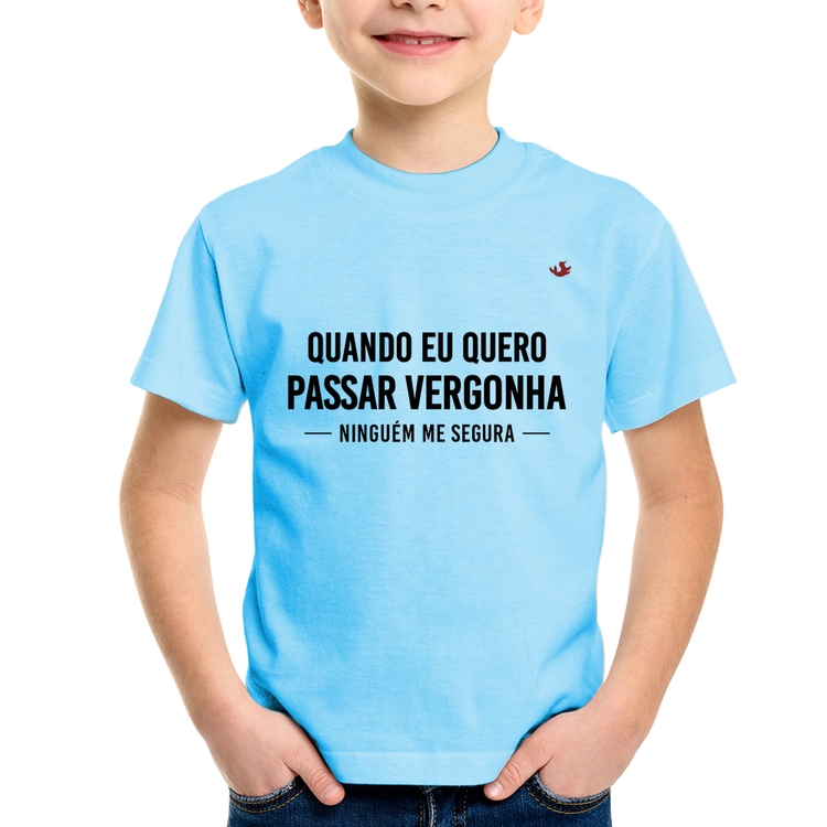 Camiseta Infantil Quando eu quero passar vergonha ninguém me segura - Azul Bebê