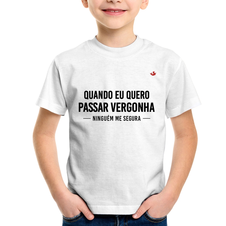 Camiseta Infantil Quando eu quero passar vergonha ninguém me segura