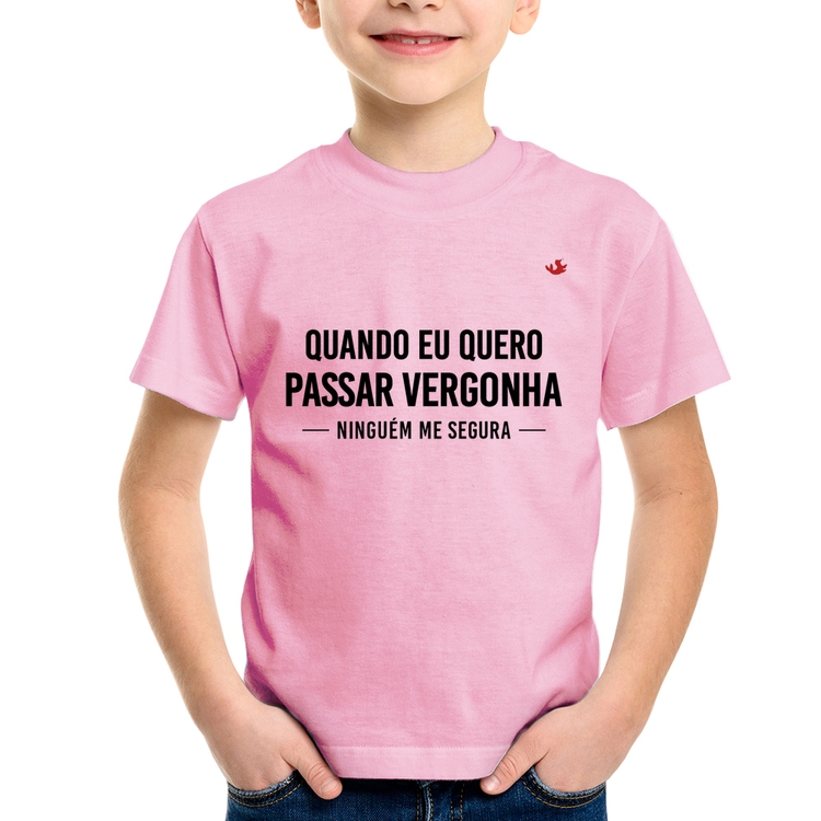 Camiseta Infantil Quando eu quero passar vergonha ninguém me segura - Rosa Bebê