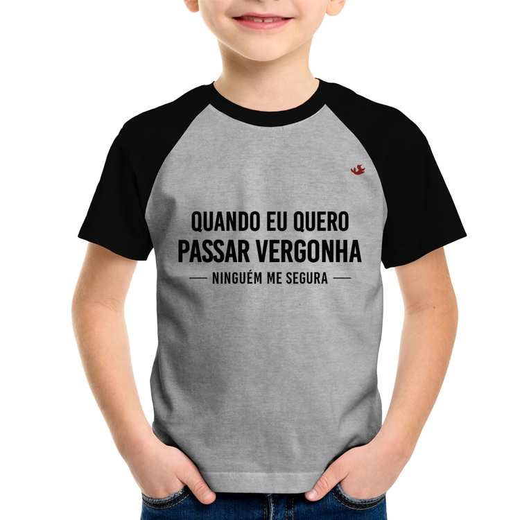 Camiseta Raglan Infantil Quando eu quero passar vergonha ninguém me segura - Cinza/Preto