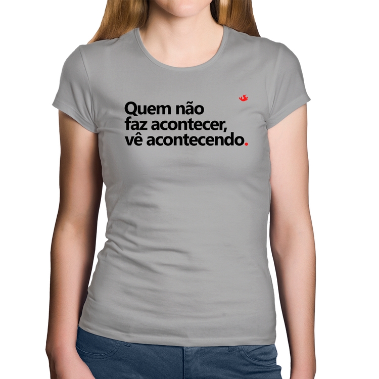 Baby Look Algodão Quem não faz acontecer, vê acontecendo - Cinza