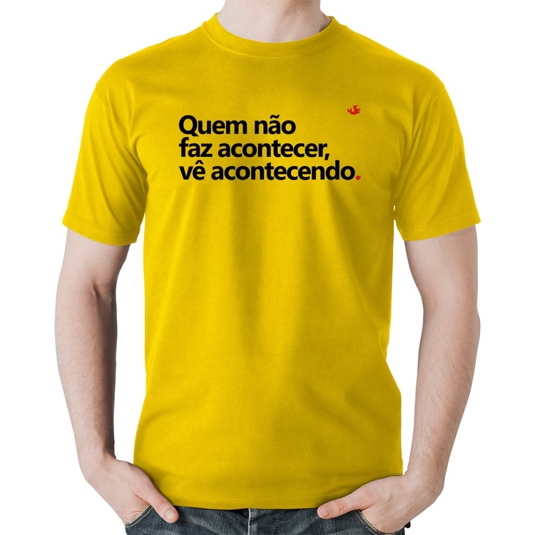 Camiseta Algodão Quem não faz acontecer, vê acontecendo - Amarela