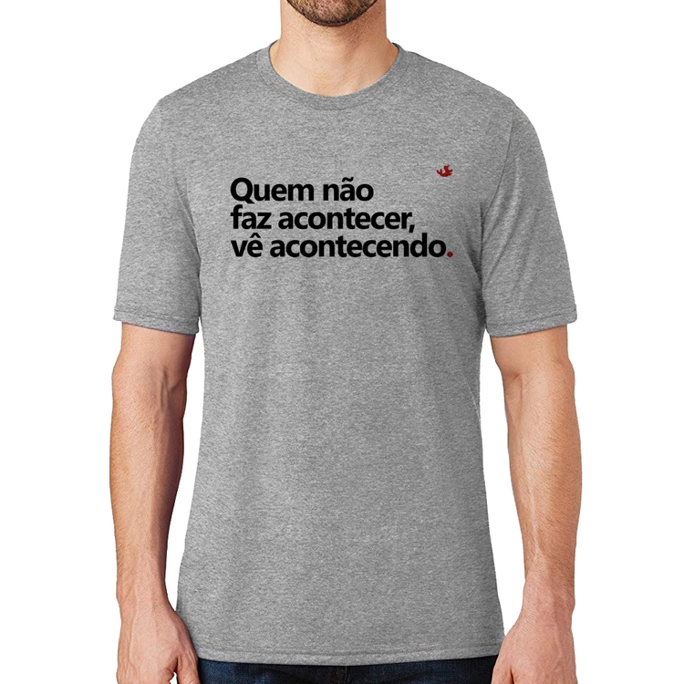 Camiseta Quem não faz acontecer, vê acontecendo - Cinza