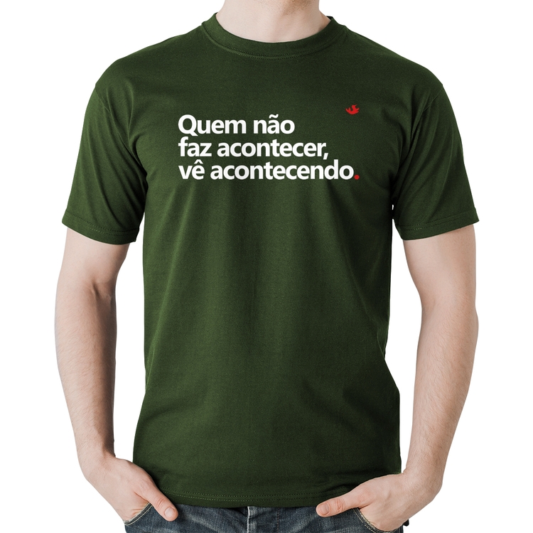 Camiseta Algodão Quem não faz acontecer, vê acontecendo - Musgo