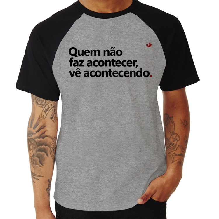 Camiseta Raglan Quem não faz acontecer, vê acontecendo - Cinza/Preto