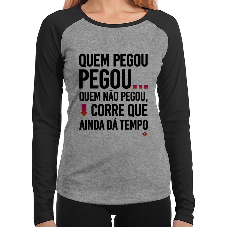Baby Look Raglan Quem pegou, pegou Manga Longa - Cinza/Preto