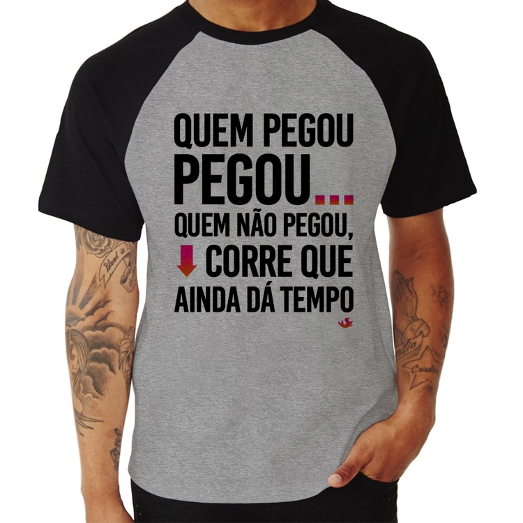 Camiseta Raglan Quem pegou, pegou - Cinza/Preto