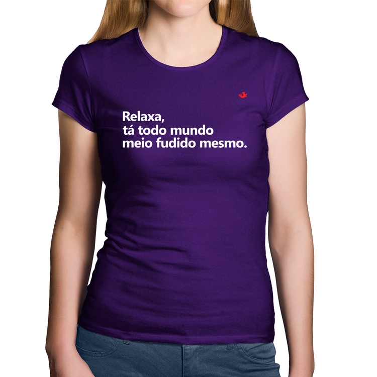 Baby Look Algodão Relaxa, tá todo mundo meio fudido mesmo - Roxa