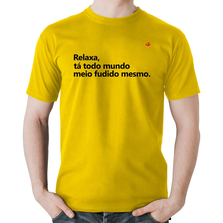 Camiseta Algodão Relaxa, tá todo mundo meio fudido mesmo - Amarela