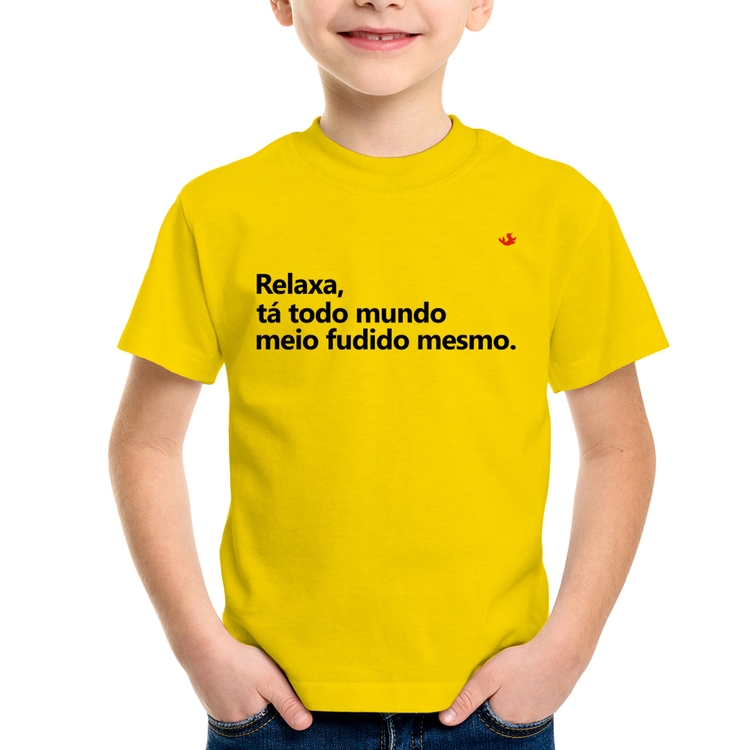Camiseta Infantil Relaxa, tá todo mundo meio fudido mesmo - Amarela