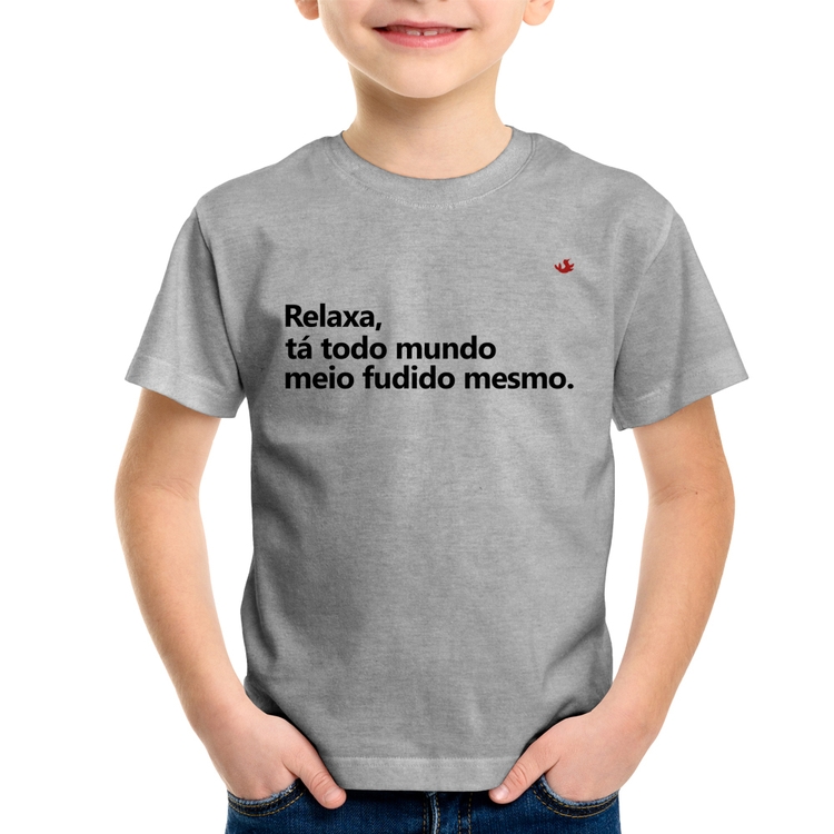 Camiseta Infantil Relaxa, tá todo mundo meio fudido mesmo - Cinza