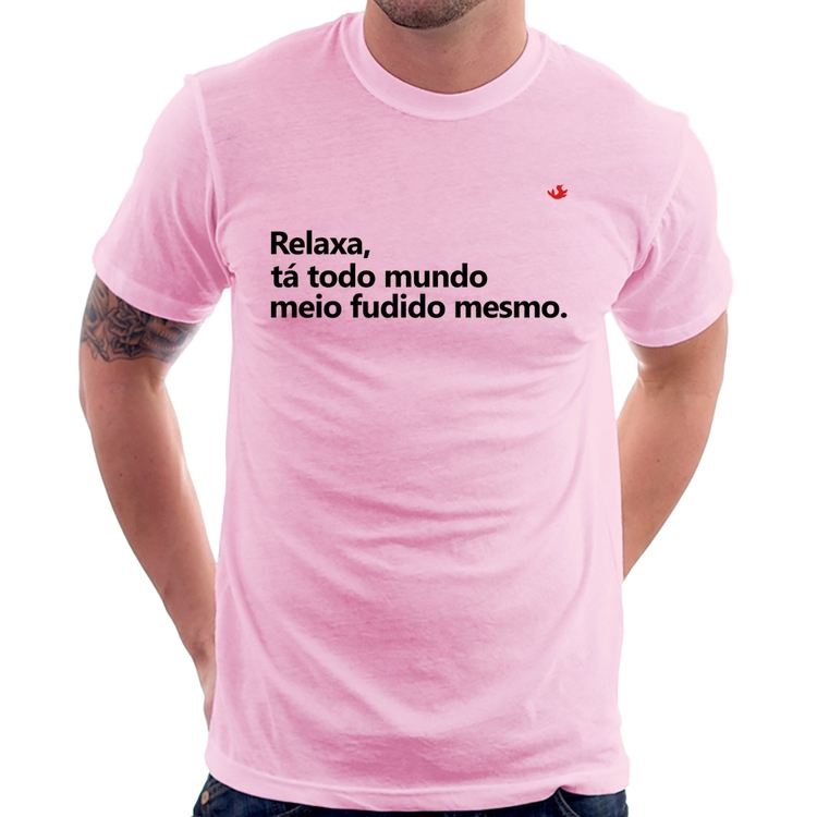 Camiseta Relaxa, tá todo mundo meio fudido mesmo - Rosa Bebê