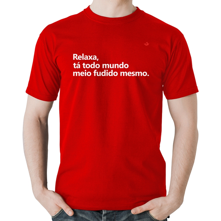 Camiseta Algodão Relaxa, tá todo mundo meio fudido mesmo - Vermelha