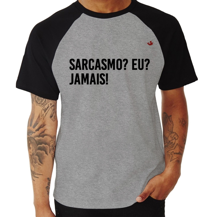 Camiseta Raglan Sarcasmo? Eu? Jamais! - Cinza/Preto