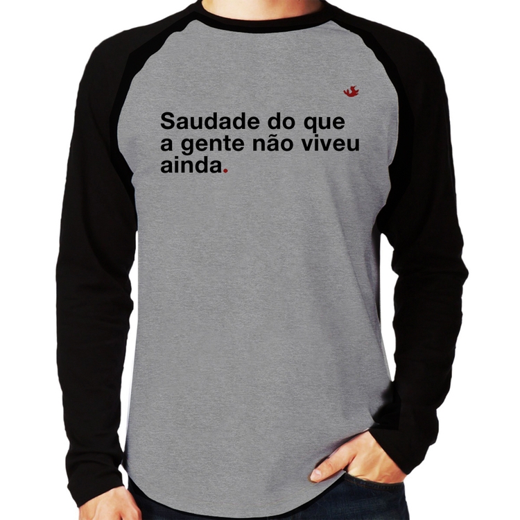 Camiseta Raglan Saudade do que a gente não viveu ainda Manga Longa - Cinza/Preto