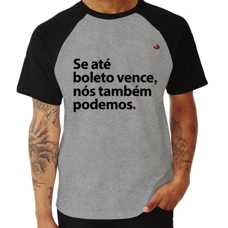 Camiseta Raglan Se até boleto vence, nós também podemos - Cinza/Preto