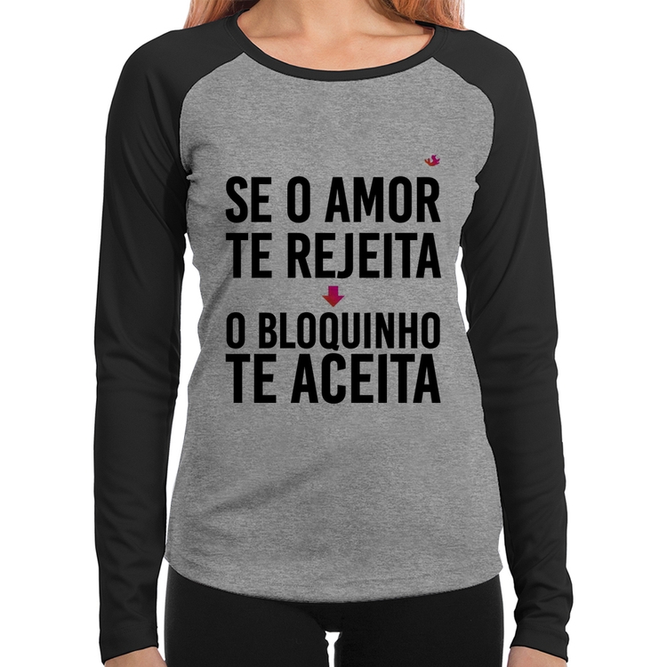 Baby Look Raglan Se o amor te rejeita, o bloquinho te aceita Manga Longa - Cinza/Preto