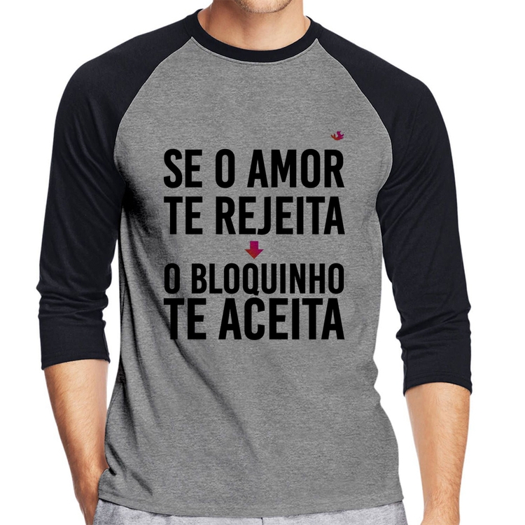 Camiseta Raglan Se o amor te rejeita, o bloquinho te aceita Manga 3/4 - Cinza/Preto