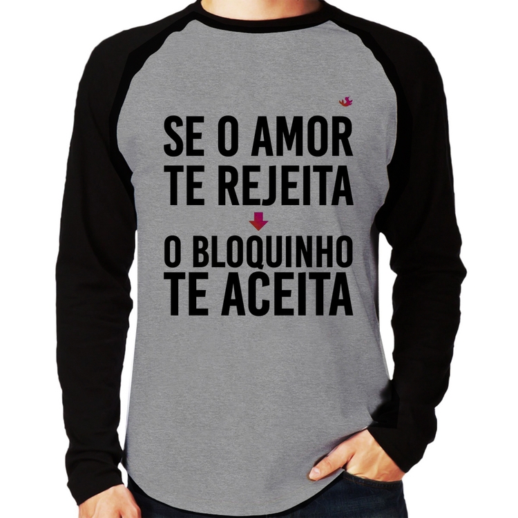 Camiseta Raglan Se o amor te rejeita, o bloquinho te aceita Manga Longa - Cinza/Preto