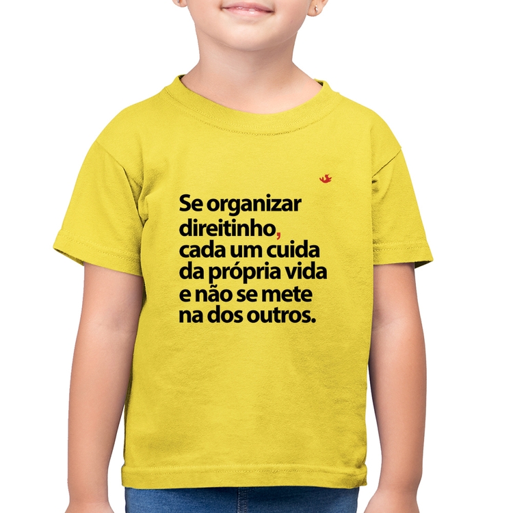 Camiseta Algodão Infantil Se organizar direitinho, cada um cuida da própria vida - Amarelo Canário