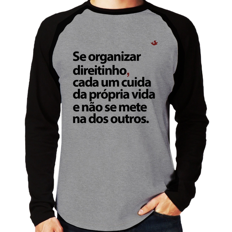 Camiseta Raglan Se organizar direitinho, cada um cuida da própria vida Manga Longa - Cinza/Preto
