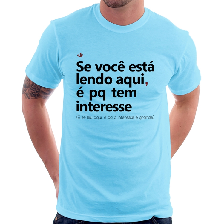 Camiseta Se você está lendo aqui é pq tem interesse - Azul Bebê