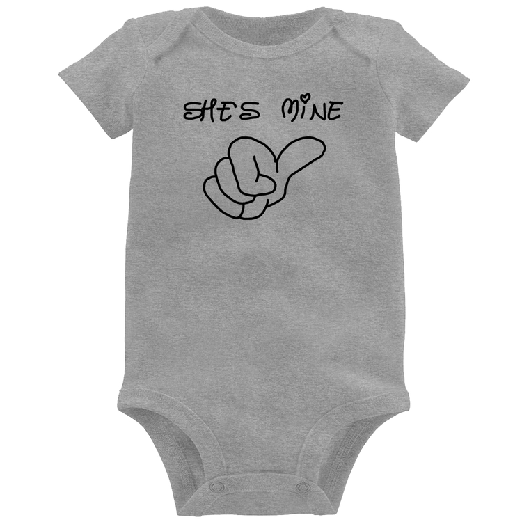 Body Bebê She's Mine - Cinza