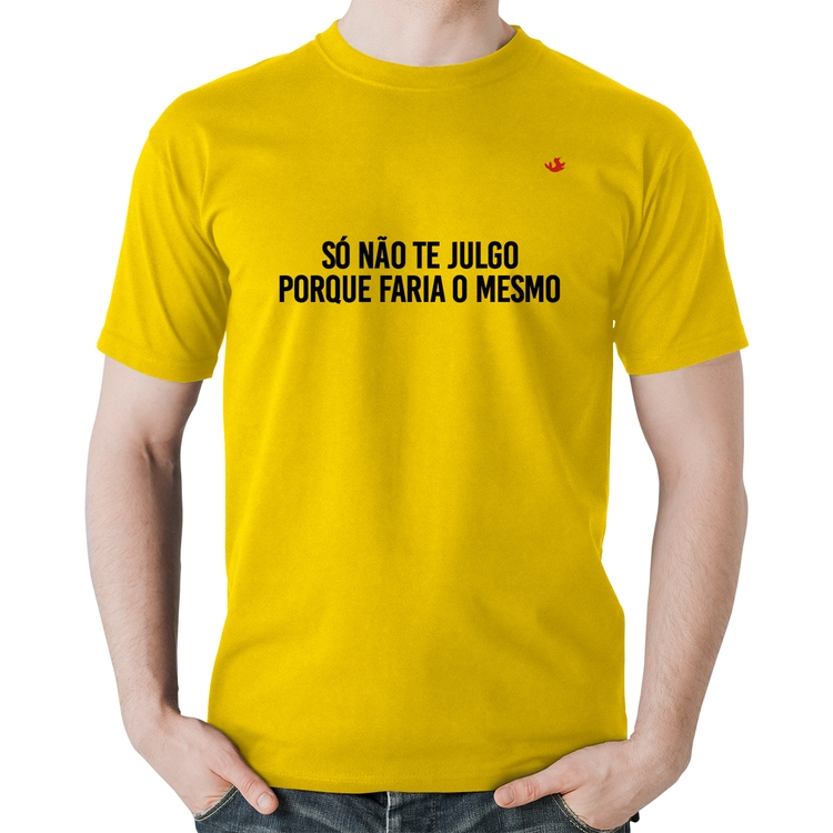 Camiseta Algodão Só não te julgo porque faria o mesmo - Amarela