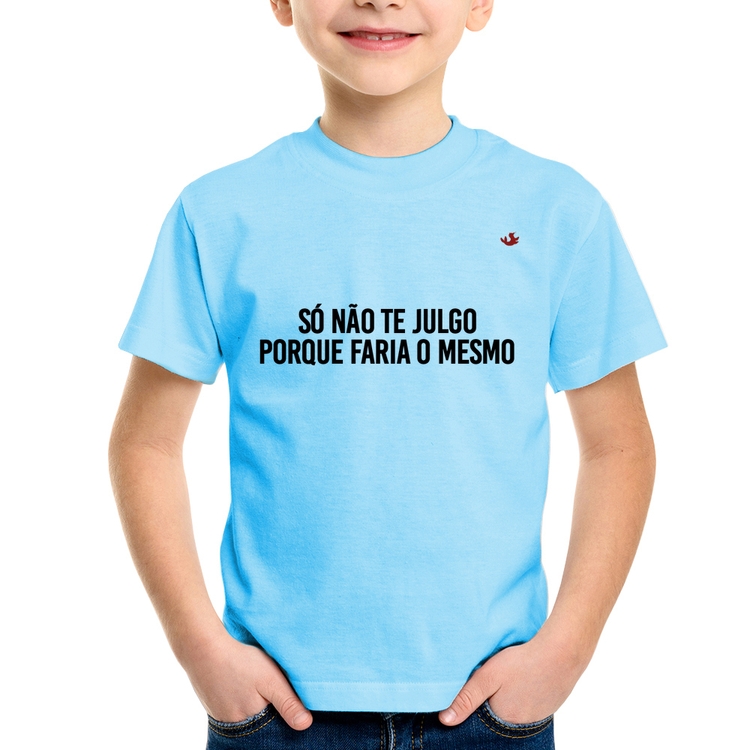 Camiseta Infantil Só não te julgo porque faria o mesmo - Azul Bebê