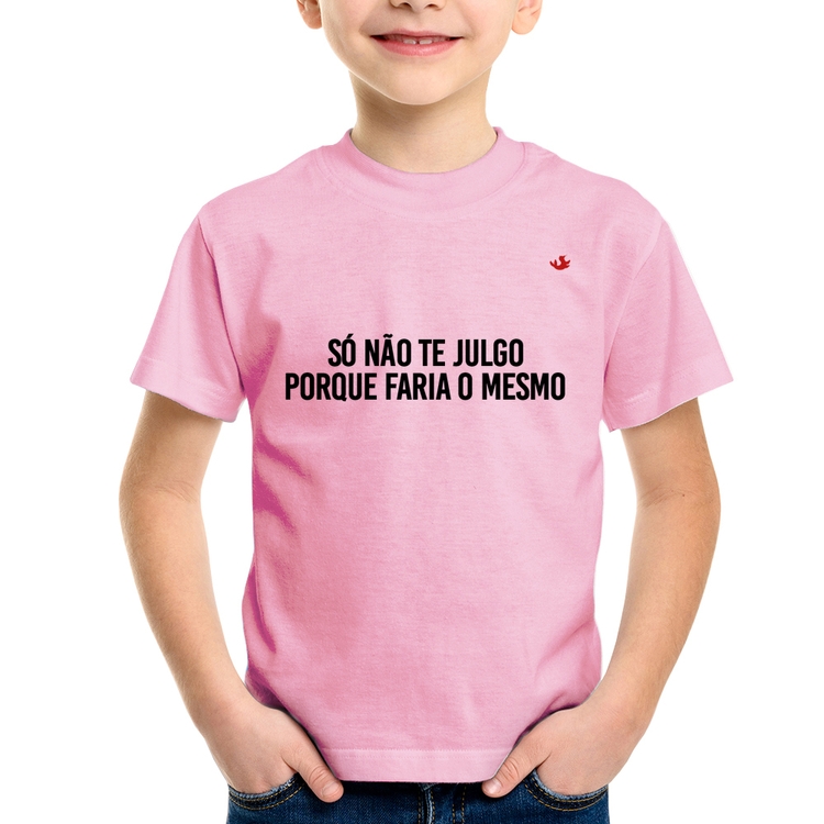 Camiseta Infantil Só não te julgo porque faria o mesmo - Rosa Bebê
