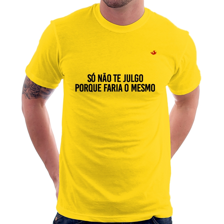 Camiseta Só não te julgo porque faria o mesmo - Amarela
